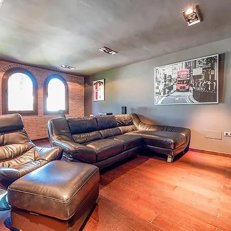 Cipreses Villa